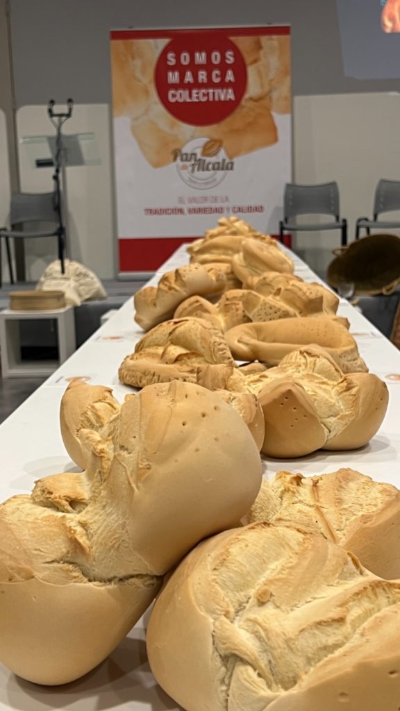 Algunas de las piezas de pan típicas de Alcalá durante el acto de presentación. Foto cedida por la asociación panadera