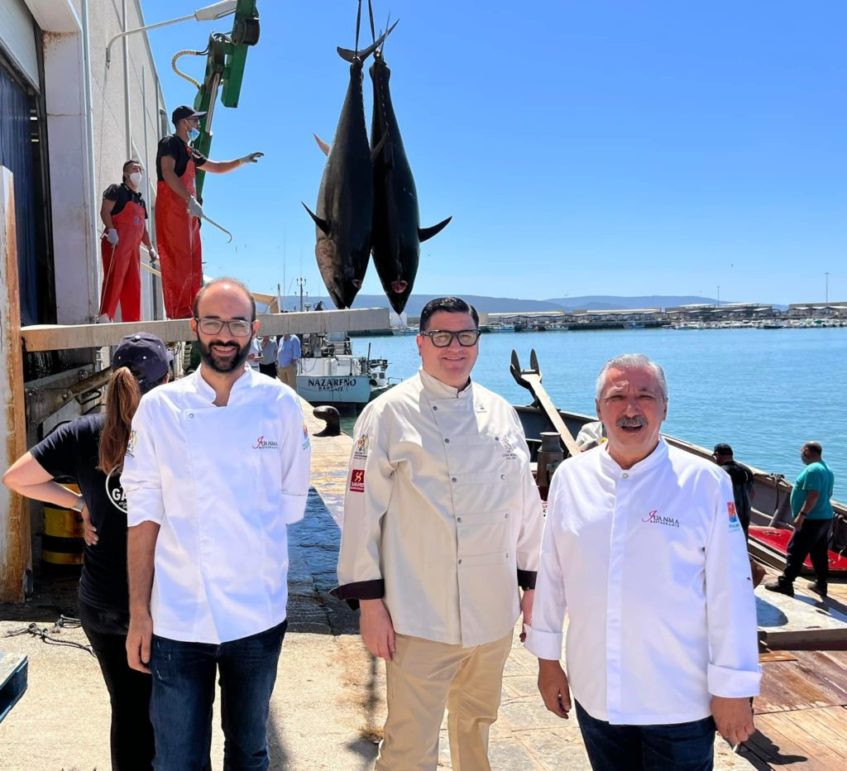Los propietarios de los tres restaurantes palaciegos seleccionaron in situ sus atunes. Foto cedida