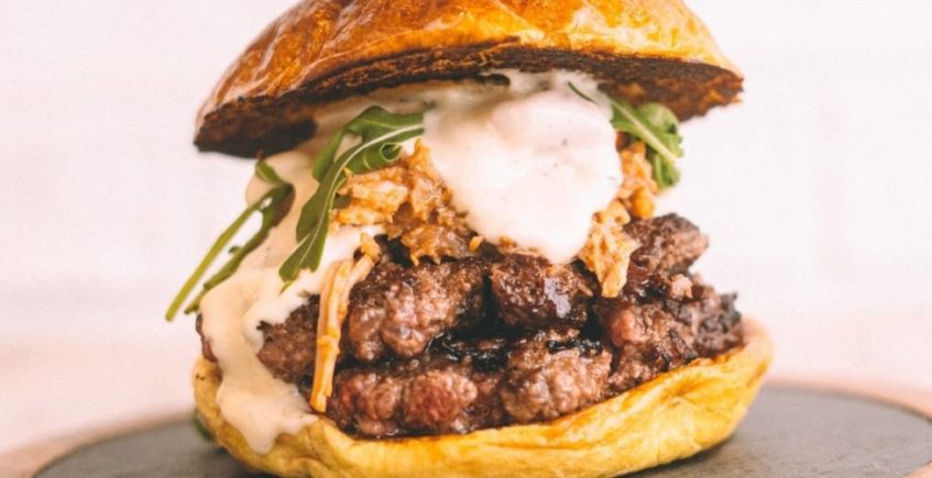 Street Food Burger lleva la hamburguesa gourmet a Los Palacios