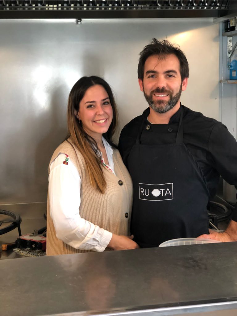 Carla Otaola y Alessandro Rudas en su establecimiento. Foto cedida por Ruota Arroces