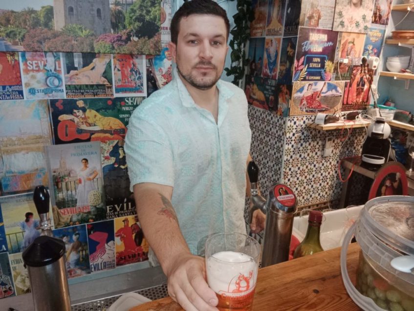 Daniel Llanes rinde culto a la cerveza bien fría. Foto cedida
