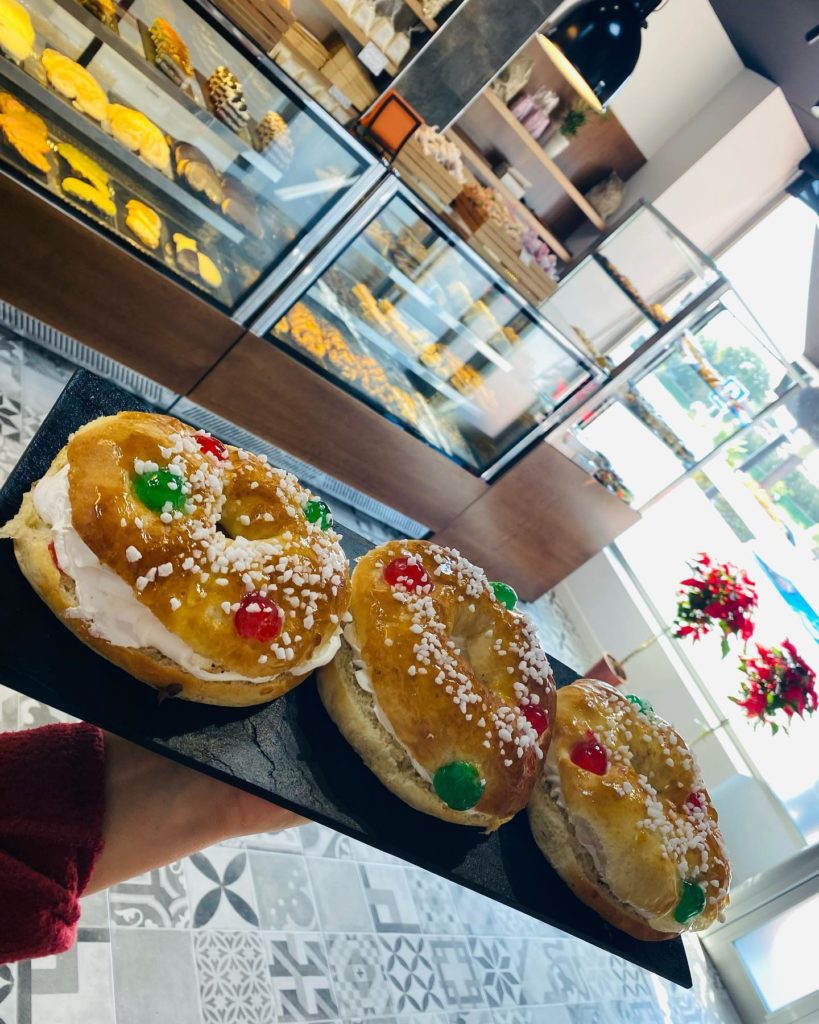 Tamaño individual de los roscones de esta pastelería de Gines. Foto cedida