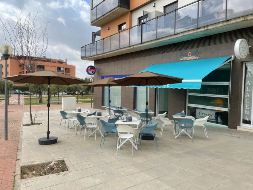 La cafetería ofrece terraza propia y un local contiguo con zona infantil. Foto cedida