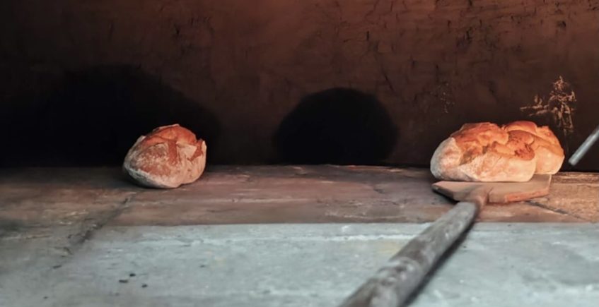 La Esencia recupera un horno moruno de Benacazón para elaborar pan artesanal