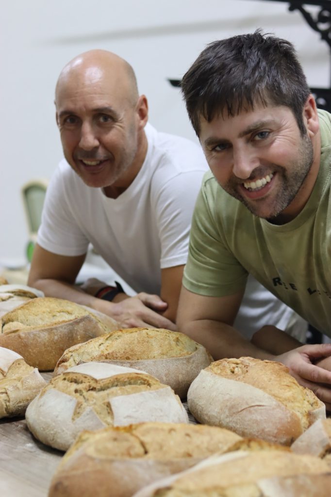 Javier González, gerente del Grupo La Esencia, y Manuel Pegalajar, de Leña al pan. Foto cedida por el establecimiento