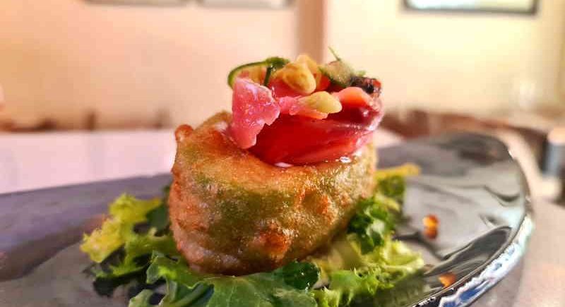 4 Aguacate en tempura, salmón marinado y salsa de yogurt y pepino en Zaragoza Restaurante