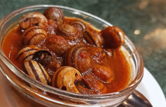 Las cabrillas en salsa de tomate de la bodeguita Los Caracoles