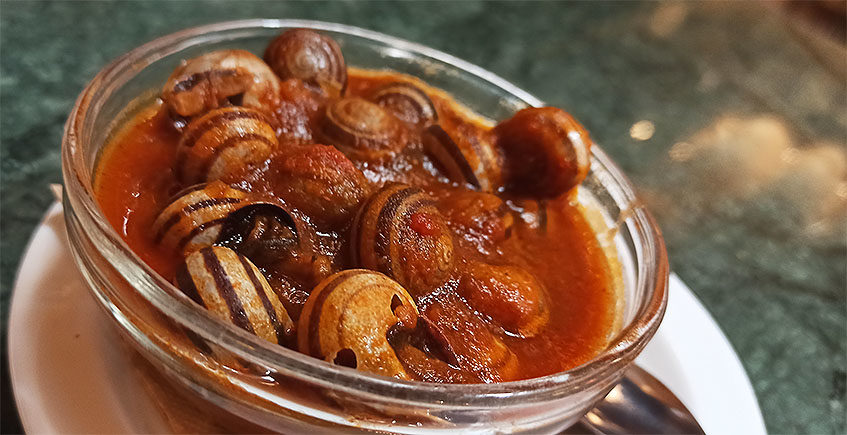 Las cabrillas en salsa de tomate de la bodeguita Los Caracoles