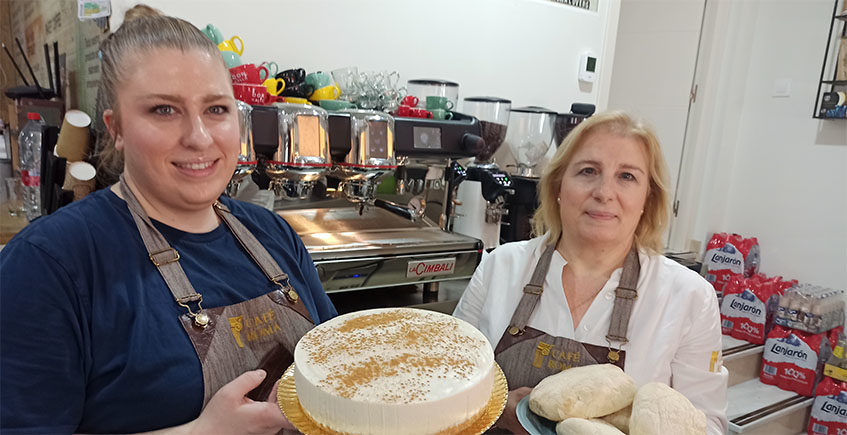 Café Roma: Los molletes de Écija enfoscaos con la manteca colorá de Manolo, café cuidado y las tartas de Marta