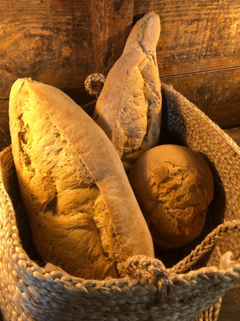 Elaboran panes típicos sevillanos a la antigua usanza. Foto: CosasDeComé