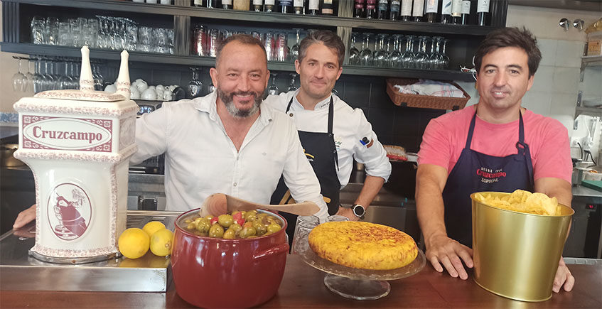 Aceitunas gordales, carne en tomate y caballito de jamón