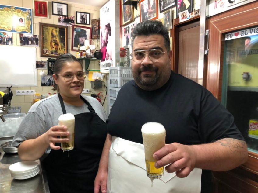 María Dolores y Juan José junto a dos cervezas recién tiradas. Foto: CosasDeComé
