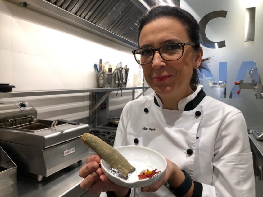 Isabel Capote, jefa de cocina del establecimiento, posa con la creación. Foto: CosasDeComé