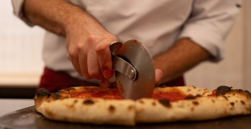 Ricca Pizzería renueva su menú omakase en su primer aniversario