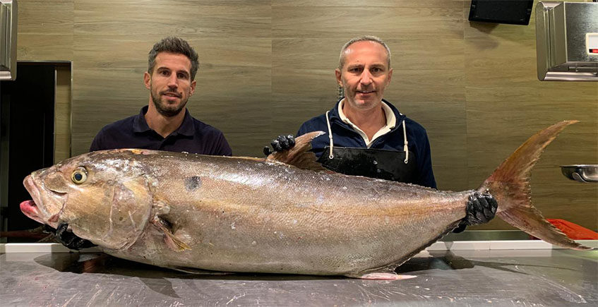 Un pez limón de 50 kilos llega a Sevilla... y termina a la brasa