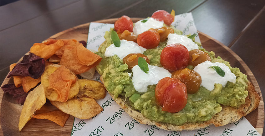 Se ofrecen desayunos con encanto en plaza arbolada